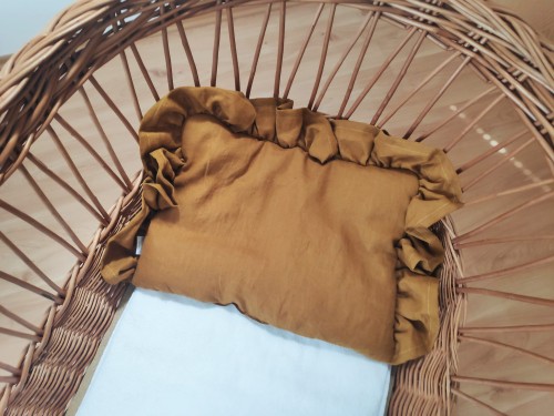 Linen pillow with ruffle